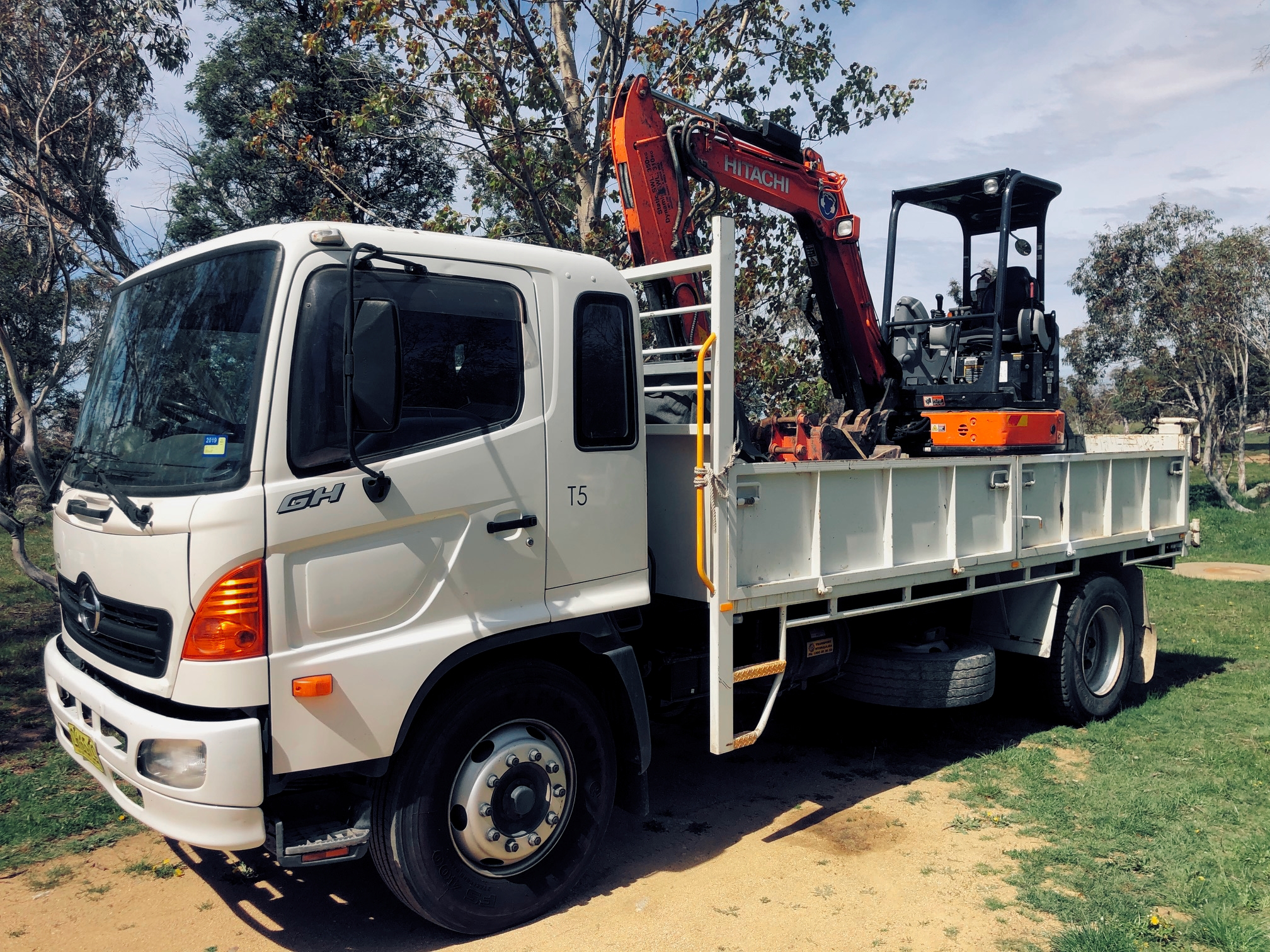 TH Excavation's Hino 8 tonne tipper ready to seriosly dig Jindabyne